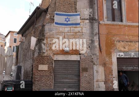 Rome, Italie. 17 avril 2024. Drapeau israélien dans le ghetto juif, Rome, Italie, 17 avril 2024. (Photo par Elisa Gestri/Sipa USA) crédit : Sipa USA/Alamy Live News Banque D'Images