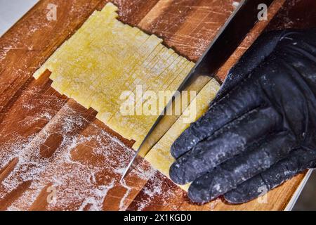 Fabrication artisanale de pâtes Tagliolini fraîches sur planche en bois Banque D'Images