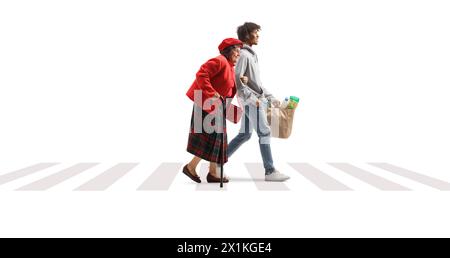 Jeune homme afro-américain aidant une vieille dame avec des sacs d'épicerie isolés sur fond blanc Banque D'Images