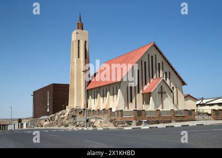 L'église catholique Saint Pierre & Paul avec sa tour haute et étroite, sur la route principale Bay Road à Luderitz, Namibie. Banque D'Images