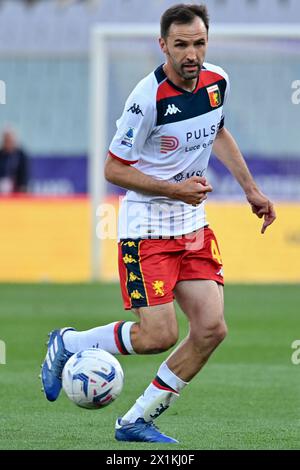 Florence, Italie. 15 avril 2024. Milieu de terrain du CFC de Gênes Milan Badelj pendant ACF Fiorentina vs Gênes CFC, match de football italien Serie A à Florence, Italie, 15 avril 2024 crédit : Agence photo indépendante/Alamy Live News Banque D'Images