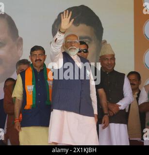 Jammu, Inde. 12 avril 2024. 12 avril 2024, Jammu, Inde : le premier ministre indien Narendra Modi salue lors d'un rassemblement politique en vue de l'élection de Lok Sabha dans le district d'Udhampur. (Photo de Firdous Nazir / Eyepix Group / Sipa USA) crédit : Sipa USA / Alamy Live News Banque D'Images