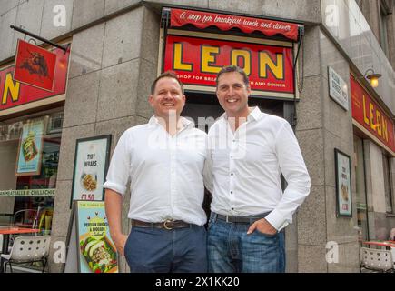 John Vincent et Henry Dimbleby dans l'une de leurs succursales londoniennes des restaurants Leon qu'ils ont vendues en avril 2021, la société a été vendue pour 100 millions de livres sterling au groupe EG des frères Issa. Banque D'Images