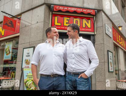 John Vincent et Henry Dimbleby dans l'une de leurs succursales londoniennes des restaurants Leon qu'ils ont vendues en avril 2021, la société a été vendue pour 100 millions de livres sterling au groupe EG des frères Issa. Banque D'Images