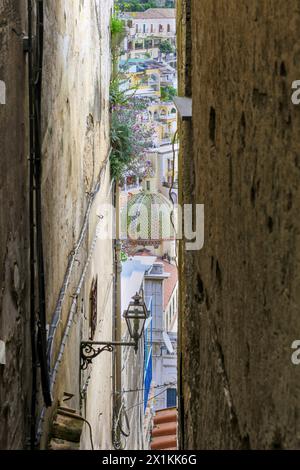 Vue de Positano, côte amalfitaine, Campanie, Italie entre bâtiments anciens Banque D'Images