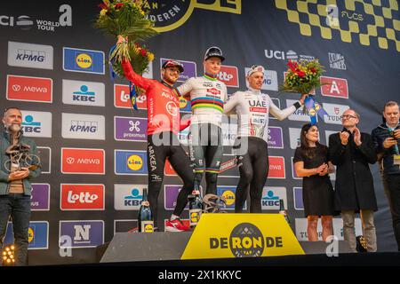 De ronde van Vlaanderen (Tour des Flandres), Belgique. Célébrations du podium, de gauche à droite : Arkea-B&B Hotels Luca Mozzato, gagnant Alpecin Deceuninck Mat Banque D'Images