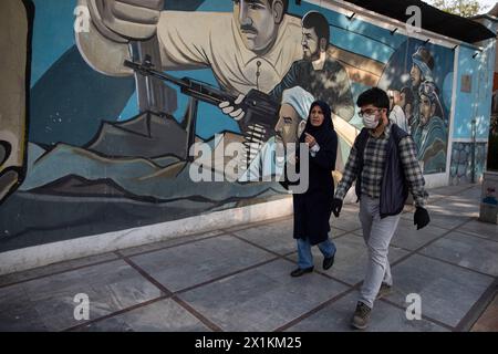 Téhéran, Iran. 14 avril 2024. Les gens passent devant une murale sur la place Felestin (Palestine), Téhéran, Iran, le dimanche 14 avril, 2024. Israël a salué dimanche ses défenses aériennes face à une attaque sans précédent de l'Iran, affirmant que ces systèmes avaient déjoué 99 % des quelque 300 drones et missiles lancés vers son territoire. (Photo de Sobhan Farajvan/Pacific Press/Sipa USA) crédit : Sipa USA/Alamy Live News Banque D'Images
