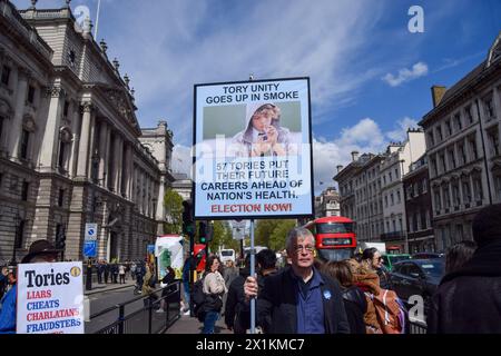 Londres, Royaume-Uni. 17 avril 2024. Un manifestant sur la place du Parlement tient une pancarte faisant référence aux 57 conservateurs qui ont voté contre l'interdiction de fumer. Des militants anti-conservateurs ont organisé leur manifestation hebdomadaire alors que Rishi Sunak faisait face à des PMQ. Crédit : Vuk Valcic/Alamy Live News Banque D'Images