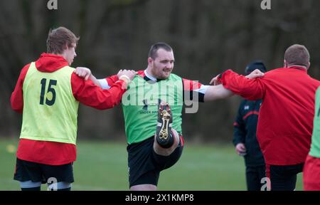 Photo de Ken Owens (au milieu) lors de la séance d'entraînement de l'équipe de rugby du pays de Galles au Vale Hotel and Resort de Cardiff en mars 2013. Il a annoncé sa retraite du rugby aujourd'hui à l'âge de 37 ans. Il était le prostitué le plus couronné du pays de Galles et le plus vieux capitaine. Banque D'Images