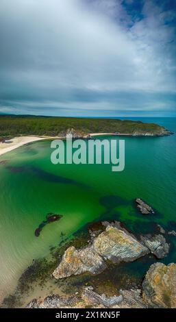 Vue aérienne d'une magnifique côte et plage de Silistar en Bulgarie Banque D'Images