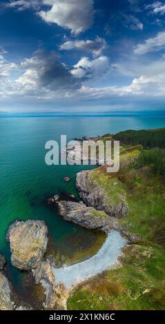 Vue aérienne d'une magnifique côte et plage de Silistar en Bulgarie Banque D'Images