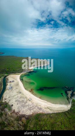 Vue aérienne d'une magnifique côte et plage de Silistar en Bulgarie Banque D'Images