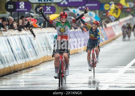 De ronde van Vlaanderen WE(Tour de Flandre), Belgique. Elisa Longo Borghini, championne italienne du Lidl-Trek, célèbre la victoire d'Anvers à Oudenaarde Banque D'Images