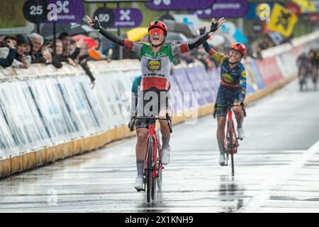 De ronde van Vlaanderen WE(Tour de Flandre), Belgique. Elisa Longo Borghini, championne italienne du Lidl-Trek, célèbre la victoire d'Anvers à Oudenaarde Banque D'Images