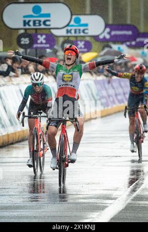 De ronde van Vlaanderen WE(Tour de Flandre), Belgique. Elisa Longo Borghini, championne italienne du Lidl-Trek, célèbre la victoire d'Anvers à Oudenaarde Banque D'Images