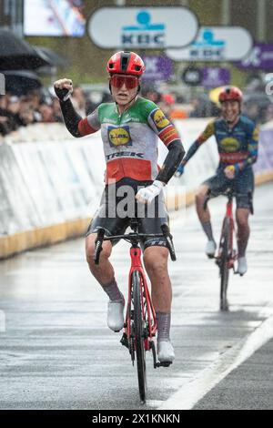 De ronde van Vlaanderen WE(Tour de Flandre), Belgique. Elisa Longo Borghini, championne italienne du Lidl-Trek, célèbre la victoire d'Anvers à Oudenaarde Banque D'Images