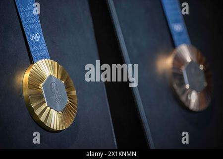 Paris, France. 17 avril 2024. Cette photo montre les médailles olympiques des Jeux olympiques de Paris 2024 à Paris le 17 avril 2024. Photo par Eliot Blondet/ABACAPRESS.COM crédit : Abaca Press/Alamy Live News Banque D'Images