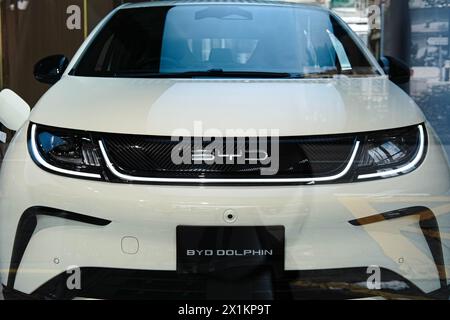 Hong Kong, Chine. 17 avril 2024. La société chinoise de voitures électriques BYD présente ses véhicules dans le showroom de Hong Kong. La société chinoise de voitures électriques BYD élargit rapidement sa gamme, avec des véhicules conçus pour rivaliser sur tous les segments du marché. (Crédit image : © Keith Tsuji/ZUMA Press Wire) USAGE ÉDITORIAL SEULEMENT! Non destiné à UN USAGE commercial ! Banque D'Images