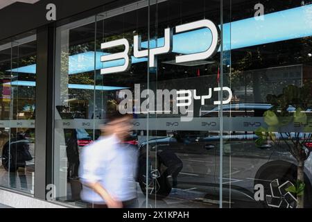 Hong Kong, Chine. 17 avril 2024. Une vue générale de la fenêtre extérieure de la société chinoise de voitures électriques BYD Hong Kong showroom. La société chinoise de voitures électriques BYD élargit rapidement sa gamme, avec des véhicules conçus pour rivaliser sur tous les segments du marché. (Crédit image : © Keith Tsuji/ZUMA Press Wire) USAGE ÉDITORIAL SEULEMENT! Non destiné à UN USAGE commercial ! Banque D'Images