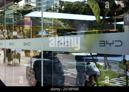 Hong Kong, Chine. 17 avril 2024. Une vue générale de la fenêtre extérieure de la société chinoise de voitures électriques BYD Hong Kong showroom. La société chinoise de voitures électriques BYD élargit rapidement sa gamme, avec des véhicules conçus pour rivaliser sur tous les segments du marché. (Crédit image : © Keith Tsuji/ZUMA Press Wire) USAGE ÉDITORIAL SEULEMENT! Non destiné à UN USAGE commercial ! Banque D'Images