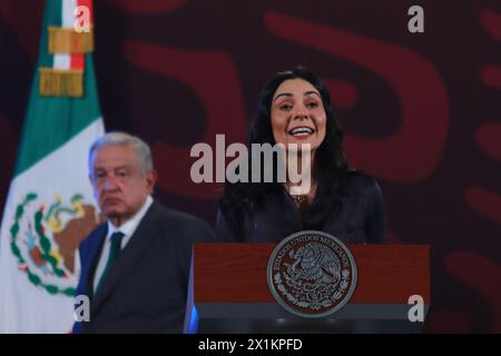 Mexico, Mexique. 17 avril 2024. Directrice des réseaux de la coordination générale de la communication sociale Elizabeth García Vilchis, prend la parole lors de la conférence d'information du Président du Mexique, Andres Manuel Lopez Obrador au Palais National. Le 17 avril 2024, Mexico, Mexique. (Photo de Carlos Santiago/Eyepix Group/SIPA USA) crédit : SIPA USA/Alamy Live News Banque D'Images