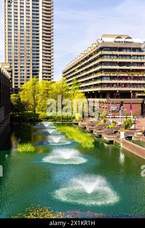 Lac terrasse fontaine étang en face du Barbican Centre à Defoe House, Barbican Estate, Londres, Angleterre Banque D'Images