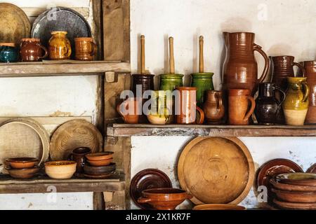 Récipients en céramique, arcs et pichets à l'intérieur du Winkhurst Tudor Kitchen, Weald & Downland Living Museum, West Sussex, Angleterre Banque D'Images