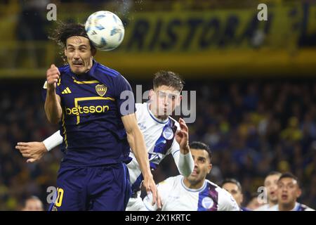 L'attaquant uruguayen Edinson Cavani (l) du Boca Juniors est en tête du ballon lors du match de la Coupe de la Ligue de football professionnel Argentine 2024 contre Godoy Cruz au stade la Bombonera de Buenos Aires le 16 avril 2024. Boca Juniors a gagné 1-0 et quayfié pour les quarts de finale du tournoi et jouera contre River plate. Banque D'Images