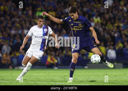 L'attaquant uruguayen Edinson Cavani (R) de Boca Juniors contrôle le ballon suivant lors du match de la Coupe de la Ligue de football professionnel Argentine 2024 au stade la Bombonera à Buenos Aires le 16 avril 2024. Boca Juniors a gagné 1-0 et quayfié pour les quarts de finale du tournoi et jouera contre River plate. Banque D'Images