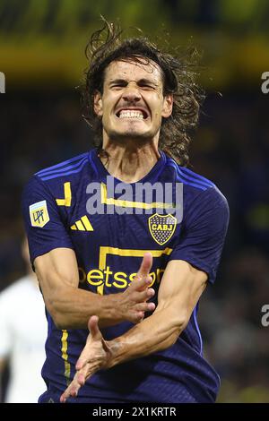 L'attaquant uruguayen Edinson Cavani du Boca Juniors réagit après avoir raté une chance de but contre Godoy Cruz lors du match de la Coupe de la Ligue de football professionnel Argentine 2024 au stade la Bombonera à Buenos Aires le 16 avril 2024. Boca Juniors a gagné 1-0 et quayfié pour les quarts de finale du tournoi et jouera contre River plate. Banque D'Images