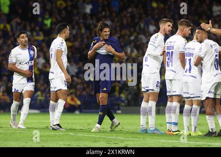 L'attaquant uruguayen Edinson Cavani (C) de Boca Juniors fait des gestes douloureux lors du match de la Coupe de la Ligue de football professionnel Argentine 2024 contre Godoy Cruz au stade la Bombonera de Buenos Aires le 16 avril 2024. Boca Juniors a gagné 1-0 et quayfié pour les quarts de finale du tournoi et jouera contre River plate. Banque D'Images