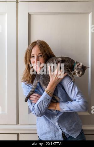 Portrait ou propriétaire avec chat domestique à l'intérieur de Greenwich appartement, Londres, Royaume-Uni Banque D'Images