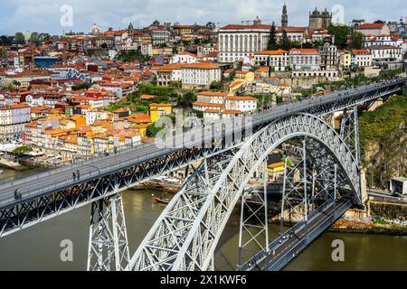 Vue panoramique surélevée de la vieille ville de Porto et du pont Luis sur le fleuve Douro, Portugal. Banque D'Images