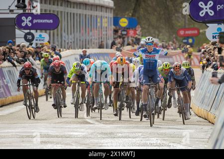 ZScheldeprijs, Belgique. Soudal Quick - Tim Merlier de Step célèbre sa victoire à Scheldeprijs après avoir battu Jasper Philipsen et Dylan Groenewegen au classement Banque D'Images