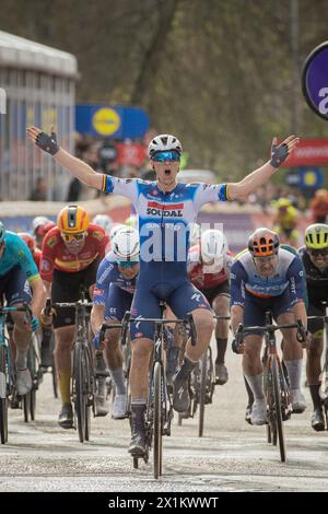 ZScheldeprijs, Belgique. Soudal Quick - Tim Merlier de Step célèbre sa victoire à Scheldeprijs après avoir battu Jasper Philipsen et Dylan Groenewegen au classement Banque D'Images