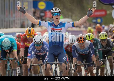 ZScheldeprijs, Belgique. Soudal Quick - Tim Merlier de Step célèbre sa victoire à Scheldeprijs après avoir battu Jasper Philipsen et Dylan Groenewegen au classement Banque D'Images