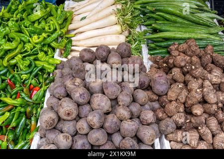 Piments, betteraves rouges et autres légumes en vente sur un marché Banque D'Images