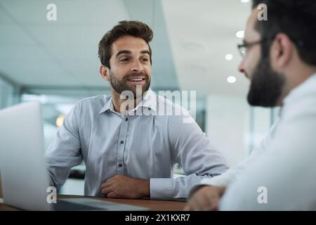 Travail d'équipe, concepteur et hommes sur ordinateur portable pour le logiciel, la recherche ou la programmation de conception Web. Technologie, résolution de problèmes ou programmeurs en bureau pour Banque D'Images