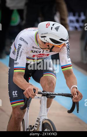 Paris - Roubaix, 2024. L’Enfer du Nord 121e édition Alpecin - Mathieu Van Der Poel, Champion du monde Deceuninck au Vélodrome Compiègne à Rou de Roubaix Banque D'Images