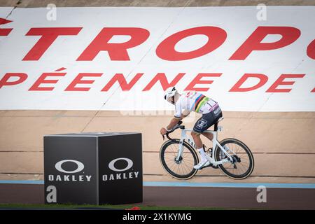 Paris - Roubaix, 2024. L’Enfer du Nord 121e édition Alpecin - Mathieu Van Der Poel, Champion du monde Deceuninck au Vélodrome Compiègne à Rou de Roubaix Banque D'Images