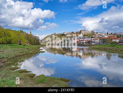 La rivière Avon regardant vers la gorge d'Avon Hotwells Clifton et le pont suspendu de Clifton à Bristol Royaume-Uni Banque D'Images