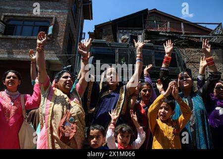 Srinagar, Inde. 17 avril 2024. Les dévots hindous participent à une procession religieuse pour célébrer la fête de Ram Navami à Srinagar. RAM Navami marque la naissance du Dieu hindou Rama. (Crédit image : © Firdous Nazir/eyepix via ZUMA Press Wire) USAGE ÉDITORIAL SEULEMENT! Non destiné à UN USAGE commercial ! Banque D'Images