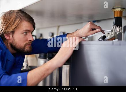 Bricoleur, plombier et outils en entretien avec clé, tuyaux et réparation au travail et au travail à la maison. Homme personne, artisan et ouvrier pour client dans la maison Banque D'Images