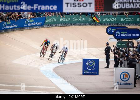 Paris - Roubaix, 2024. L’Enfer du Nord 121e édition le sprint pour les deuxième et troisième places sur le podium. Mads Pedersen de Lidl - Trek, Nils Politt de UA Banque D'Images