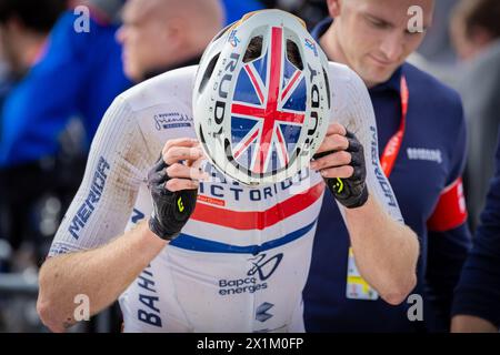 Paris - Roubaix, 2024. L’Enfer du Nord 121e édition Fred Wright de Bahreïn victorieux montrant son casque British National Champions Union Jack Compi Banque D'Images