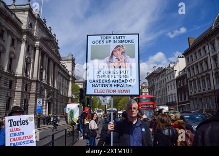 Londres, Royaume-Uni. 17 avril 2024. Un manifestant sur la place du Parlement tient une pancarte faisant référence aux 57 conservateurs qui ont voté contre l'interdiction de fumer. Des militants anti-conservateurs ont organisé leur manifestation hebdomadaire alors que Rishi Sunak faisait face aux questions du premier ministre. Crédit : SOPA images Limited/Alamy Live News Banque D'Images