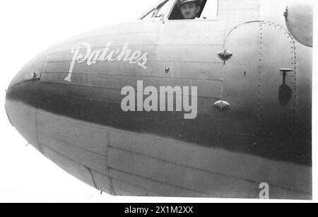 LES HOMMES QUI «S'OCCUPENT» DU GÉNÉRAL ALEXANDER - capitaine J.G. Calder dans le siège du pilote de l'avion, armée britannique Banque D'Images