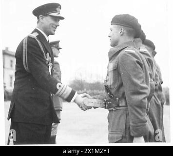 LE VICE-AMIRAL LORD LOUID MOUNTBATTEN PREND LE SALUT À LA R.A.C. DÉFILÉ - le vice-amiral Lord Louis Mountbatten serre la main à un cadet après lui avoir présenté sa ceinture Sam Browne, armée britannique Banque D'Images