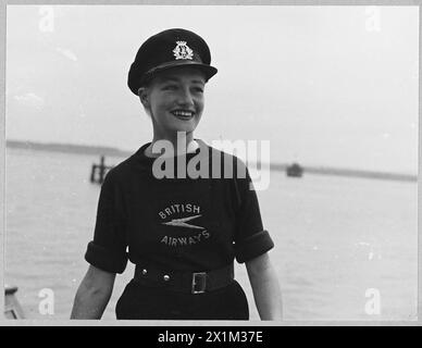 BRITISH'S CIVIL AIRWAYS AT WAR : pour l'histoire, voir CH.14313 - photo (publiée en 1945) montre - une des filles qui sont devenues navigantes pendant la guerre et qui dirigent les lancements à Poole Harbour, Dorset, pour les hydravions B.O.A.C. de la Royal Air Force Banque D'Images