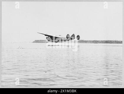 BRITISH'S CIVIL AIRWAYS AT WAR : pour l'histoire voir CH.14313 - photo (publiée en 1945) montre - Un hydravion B.O.A.C. Boeing décollant du port de Poole sur un vol vers l'Afrique de l'Ouest, Royal Air Force Banque D'Images